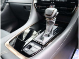 『1台』のお車に対して、3名体制で日々議論を重ね仕入れを行っております。