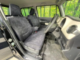 運転席シート廻りは使用感も少なく、良好な状態となっています。前オーナー様が丁寧に使っていたことがよくわかりますね。