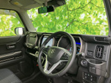 運転席周りは、シンプルで使いやすいデザイン。視界も広く、運転に集中できます。快適なドライブをサポートします。