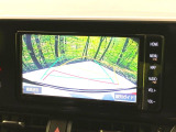 【バックカメラ】駐車時に後方がリアルタイム映像で確認できます。大型商業施設や立体駐車場での駐車時や、夜間のバック時に大活躍!運転スキルに関わらず、今や必須となった装備のひとつです!