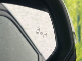 【ブラインドスポットモニター】走行中、ドアミラーの死角になりやすい箇所に後続車が接近するとサイドミラーのレンズに警告を表示!ドライバーに注意喚起をしてくれます。
