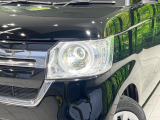 【LEDヘッドライト】悪天候や夜間走行時も良好な視界を確保し安心して運転できる高輝度LEDヘッドライトを装備!点灯速度が早く、消費電力も抑えられています。