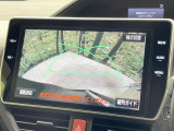 【バックカメラ】駐車時に後方がリアルタイム映像で確認できます。大型商業施設や立体駐車場での駐車時や、夜間のバック時に大活躍!運転スキルに関わらず、今や必須となった装備のひとつです!