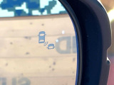 【ブラインドスポットモニター】走行中、ドアミラーの死角になりやすい箇所に後続車が接近するとサイドミラーのレンズに警告を表示!ドライバーに注意喚起をしてくれます。