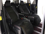 【特別仕様車限定】ハーフレザーシート!本革&ブラック人工皮革とアルカンターラシートがミックスされたハーフレザーシートです。おしゃれな色の組み合わせで高級感のある車内空間が広がっております。