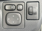 【電動格納ミラー】サイドミラーは電動格納式となっており、狭い駐車場でもキズがつくリスクを抑えられます。