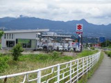関越道の月夜野インターを降りてから国道17号線を前橋方面へ走行して初めての信号「政所河原」を過ぎます。その先の「S」の看板が当店です。入口まで残り200m!
