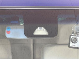 【スマートアシスト】走行中に前方の車両等を認識し、衝突しそうな時は警報とブレーキで衝突回避と被害軽減をアシスト。より安全にドライブをお楽しみいただけます。