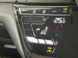 【オートエアコン】一度お好みの温度に設定すれば、車内の温度を検知し風量や温度を自動で調整。暑い&hellip;寒い&hellip;と何度もスイッチ操作をする必要はありません。快適な車内空間には必須の機能ですね♪