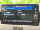 お好みの音楽をクリアな音質で楽しめます。ラジオやUSBなど、様々なソースに対応。ドライブのお供に最適なサウンド体験を提供します。