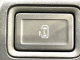 【パワースライドドア】スマートキーや運転席のスイッチでスライドドアの開閉が可能♪電動だから力を入れてドアを開ける必要が無く、小さいお子様でも、重い荷物を持っている時もラクに開け閉めできます♪