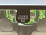 【エマージェンシーブレーキ】走行中に前方の車両等を認識し、衝突しそうな時は警報とブレーキで衝突回避と被害軽減をアシスト。より安全にドライブをお楽しみいただけます。
