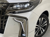 【LEDヘッドライト】悪天候や夜間走行時も良好な視界を確保し安心して運転できる高輝度LEDヘッドライトを装備!点灯速度が早く、消費電力も抑えられています。
