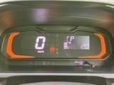 視認性の高いメーターで、走行情報をしっかり確認できます。シンプルな表示で、運転に集中しやすい環境です。各種警告灯もひと目で把握可能です。
