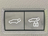 【パワーバックドア】スマートキーや運転席のボタンを押すだけでリアゲートが自動で開閉します!荷物を持っている時や、高い位置にあるバックドアを閉める際に便利な機能です♪
