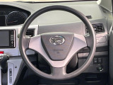 インテリアに合わせたデザインのステアリングは、運転される方のことも考え、運転しやすい形状、大きさです。是非一度、実際に触ってお確かめください。