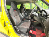運転席シート廻りは使用感も少なく、良好な状態となっています。前オーナー様が丁寧に使っていたことがよくわかりますね。