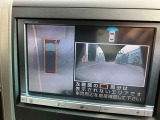 ★パノラミックビューモニター★クルマを真上から見下ろしているかのような映像によって車庫入れや縦列駐車などの駐車時に自車と駐車位置の関係をひと目で確認できスムースな駐車をサポートします!