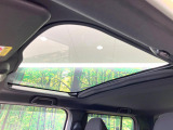 【ガラスルーフ】ガラスルーフ搭載で車内の解放感が一気にアップ!開放的なドライブをお楽しみいただけます。