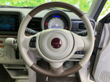 握りやすいステアリングで、運転操作をサポート。操作しやすい位置にスイッチ類が配置され、快適なドライブを可能にします。