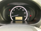 視認性の高いメーターで、運転に必要な情報を的確に把握できます。走行距離も確認できますね。