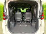 普段のお買い物や通勤、送迎等に十分な荷室スペースを確保しております。セカンドシートを倒すと、大きな荷物の積載も可能です♪
