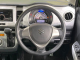 インテリアに合わせたデザインのステアリングは、運転される方のことも考え、運転しやすい形状、大きさです。是非一度、実際に触ってお確かめください。