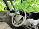運転席からの視界は広く、運転に集中できます。落ち着いた色調のインテリアは、長距離ドライブでも疲れにくいでしょう。快適な時間を過ごせます。