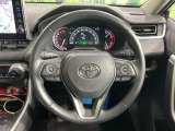 インテリアに合わせたデザインのステアリングは、運転される方のことも考え、運転しやすい形状、大きさです。是非一度、実際に触ってお確かめください。
