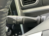 雨天時でもクリアな視界を確保できるワイパーレバーです。運転中の安全性を高める、頼れる機能です。