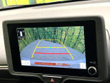 【バックカメラ】駐車時に後方がリアルタイム映像で確認できます。大型商業施設や立体駐車場での駐車時や、夜間のバック時に大活躍!運転スキルに関わらず、今や必須となった装備のひとつです!