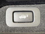 【パワートランクリッド】スマートキーや運転席のボタンを押すだけでリアゲートが自動で閉まります!荷物を持っている時や、高い位置にあるバックドアを閉める際に便利な機能です♪