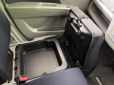 【シートアンダーボックス】シートの下に大容量の収納スペースが備わっており、靴や洗車グッズなど、外から見られたくないものをすっきり収納できて便利!