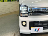 【LEDヘッドライト】悪天候や夜間走行時も良好な視界を確保し安心して運転できる高輝度LEDヘッドライトを装備!点灯速度が早く、消費電力も抑えられています。