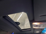 【サンルーフ】開放感たっぷりの希少装備、サンルーフが装着されています!車内に明かりを取り入れたり景色を楽しむ以外にも、車内の空気も簡単に換気できて快適です!