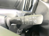 【オートライト】周りの明るさに応じて自動でヘッドライトの点灯・消灯ができる機能です!ライトの付け忘れ・消し忘れなどが無くなり、雨の日や夕方の走行も安心!トンネル通過時も便利ですね