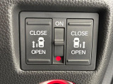 【両側パワースライドドア】スマートキーや運転席のスイッチで後席両側スライドドアの開閉が可能♪電動だから力を入れてドアを開ける必要が無く、小さなお子様でも簡単に開け閉めでき快適です♪