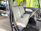 運転席シート廻りは使用感も少なく、良好な状態となっています。前オーナー様が丁寧に使っていたことがよくわかりますね。