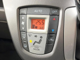 【オートエアコン】一度お好みの温度に設定すれば、車内の温度を検知し風量や温度を自動で調整。暑い&hellip;寒い&hellip;と何度もスイッチ操作をする必要はありません。快適な車内空間には必須の機能ですね♪