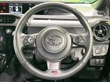 【純正革巻きステアリング】上質な革を使用することで、手にしっかり馴染みとても運転しやすいハンドルです♪