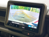 【バックカメラ】駐車時に後方がリアルタイム映像で確認できます。大型商業施設や立体駐車場での駐車時や、夜間のバック時に大活躍!運転スキルに関わらず、今や必須となった装備のひとつです!