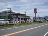 国道17号線沿いの店舗が当店です!スズキの看板が目印になります。