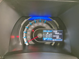 視認性の高いメーター類で、運転に必要な情報をしっかり把握できます。デジタル表示で、様々な車両情報を確認可能です。安全運転をサポートします。
