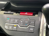 【オートエアコン】一度お好みの温度に設定すれば、車内の温度を検知し風量や温度を自動で調整。暑い&hellip;寒い&hellip;と何度もスイッチ操作をする必要はありません。快適な車内空間には必須の機能ですね♪