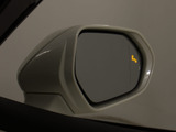 BSM(ブラインドスポットモニタ)!隣の車線を走る車両をレーダーで検知し、ドアミラーでは確認しにくい後側方エリアに存在する車両に加えて、急接近してくる車両も検知します。