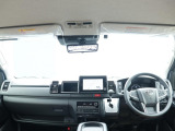 運転席は、ワイドならではの広々空間♪