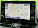 見やすい地図画面で、スムーズなナビゲーションを実現。周辺の施設情報も充実しており、目的地までの道のりをサポートします。運転に集中できる環境です。
