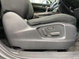 【メモリー機能付きパワーシート】ドライバーごとに設定したシート位置を記憶して、ボタン一つで切り替えできる便利な機能!運転する方が複数名いらっしゃるご家庭におすすめです♪