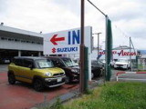 店舗の入り口は「IN・SUZUKI」の看板の所になります。
