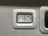 【パワーバックドア】スマートキーや運転席のボタンを押すだけでリアゲートが自動で開閉します!荷物を持っている時や、高い位置にあるバックドアを閉める際に便利な機能です♪
